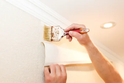 Pose de papier peint à Étriché — revêtements muraux et toiles de verre